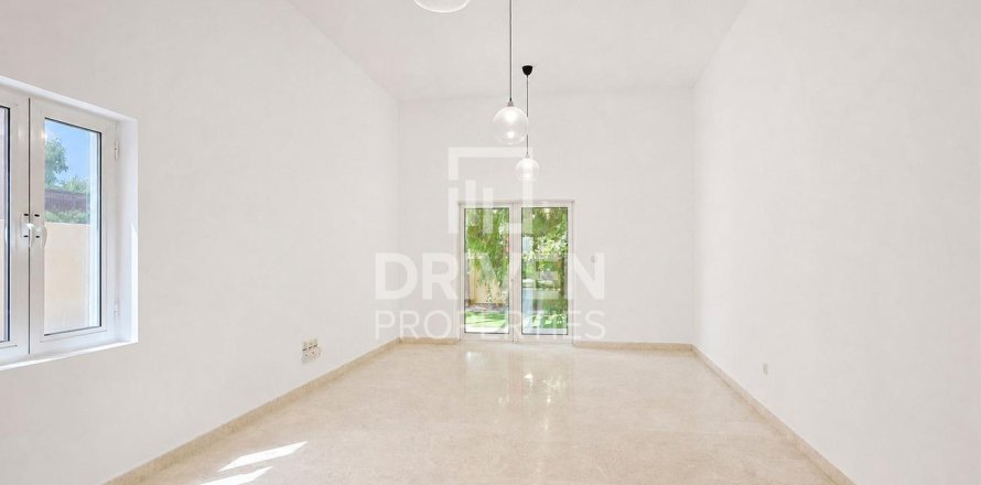 Villa de 5 dormitorios en Hacienda, UAE No. 223223