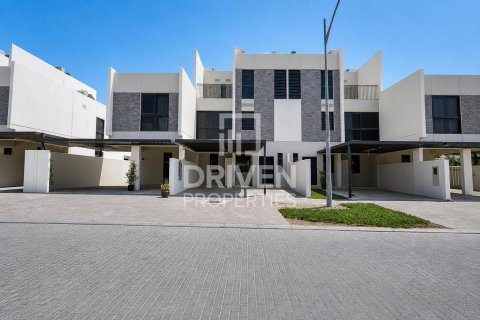 5 bedrooms Townhouse in Dubai, UAE No. 212020