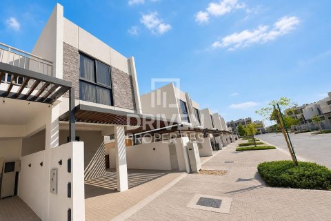 3 bedrooms Townhouse in Dubai, UAE No. 211240 3