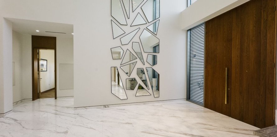 7 bedrooms Villa in Dubai, UAE No. 160495