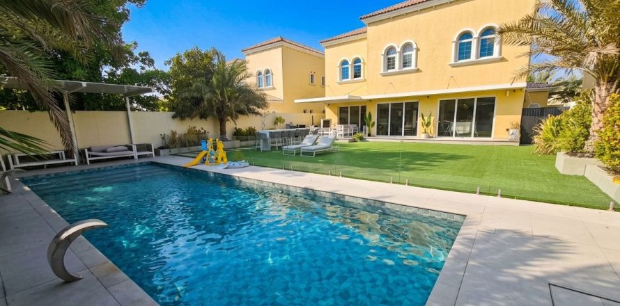 4 bedrooms Villa in Dubai, UAE No. 215582