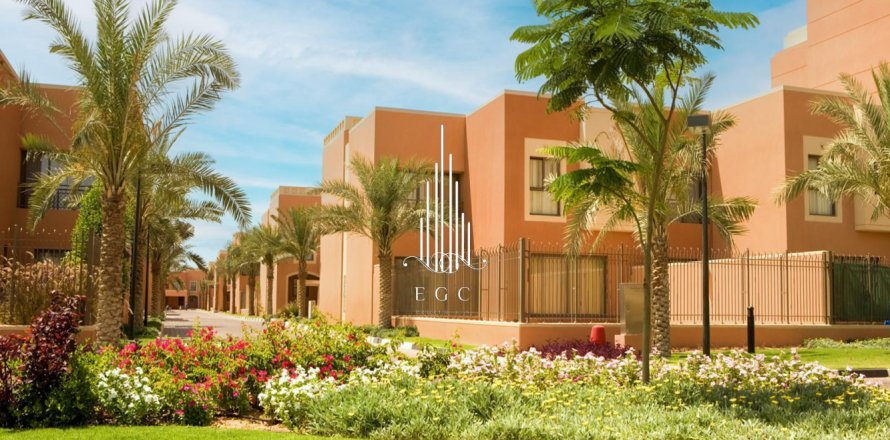 Villa de 4 dormitorios en Abu Dhabi Gate City, UAE No. 42123
