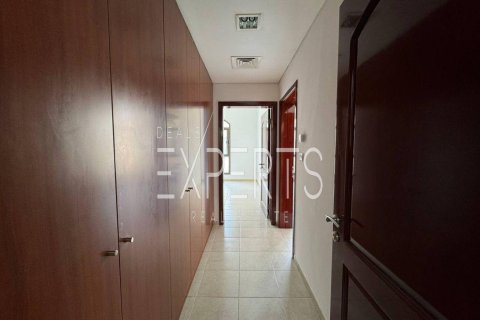 Villa de 4 dormitorios en Abu Dhabi, UAE No. 224129 16