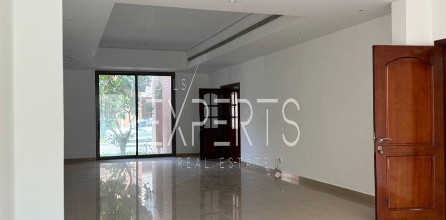 Villa de 4 dormitorios en Abu Dhabi, UAE No. 224129