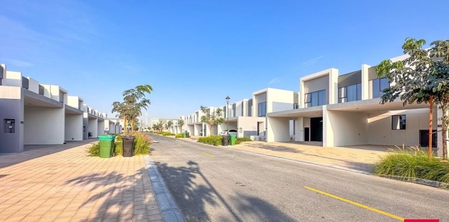 3 bedrooms Villa in Dubai, UAE No. 167151