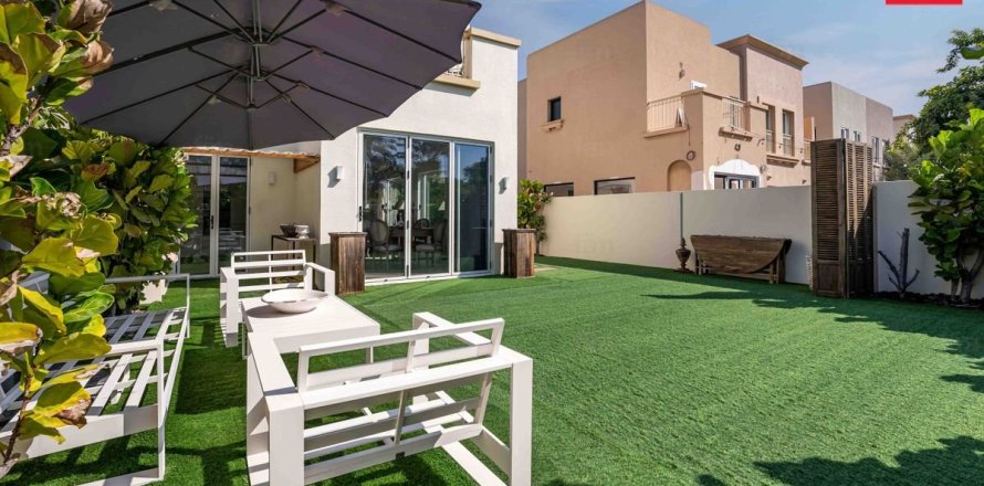 Villa de 2 dormitorios en Dubai, UAE No. 137133