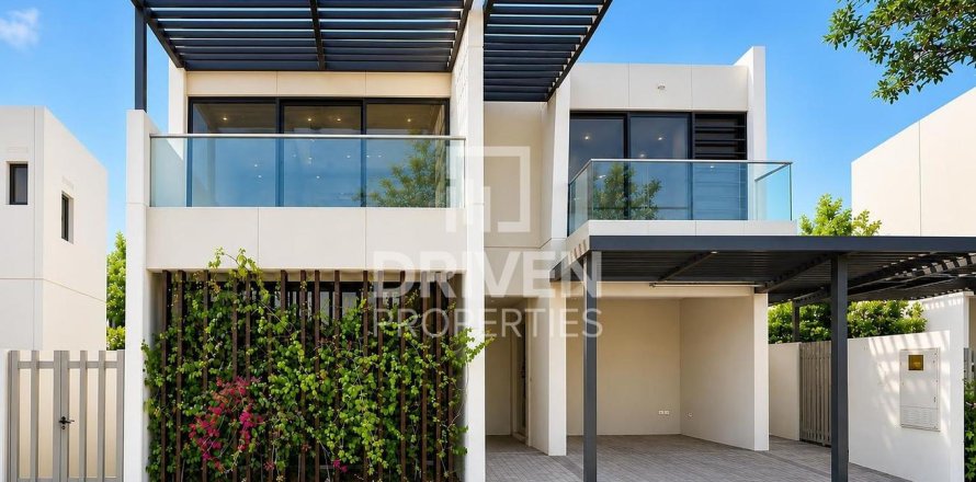 6 bedrooms Villa in Dubai, UAE No. 211200