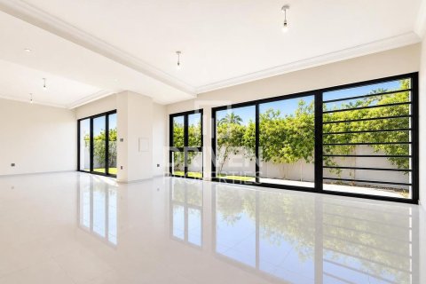 6 bedrooms Villa in Dubai, UAE No. 211200 5