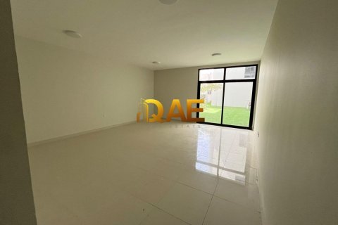 Villa de 4 dormitorios en Mirdif Villas, UAE No. 35522