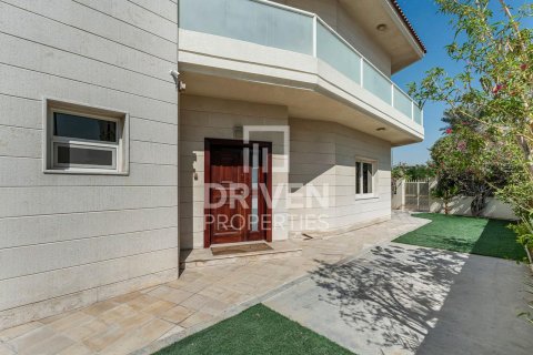 Townhouse de 4 dormitorios en District 15, UAE No. 221489 29