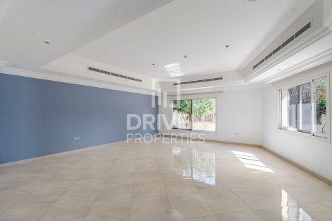 Townhouse de 4 dormitorios en District 15, UAE No. 221489 3