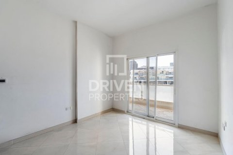 Townhouse de 4 dormitorios en District 15, UAE No. 221489 8