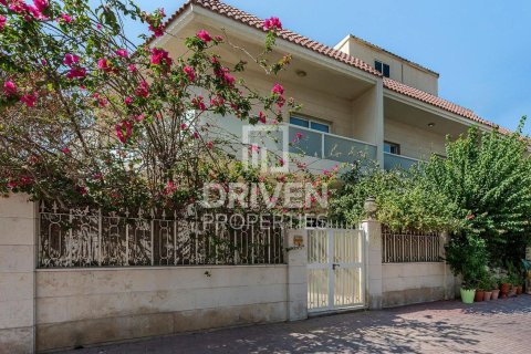 Townhouse de 4 dormitorios en District 15, UAE No. 221489 26