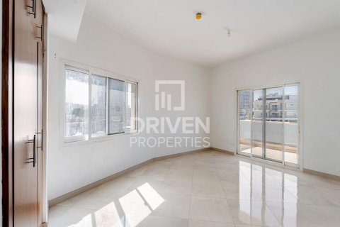 Townhouse de 4 dormitorios en District 15, UAE No. 221489 4