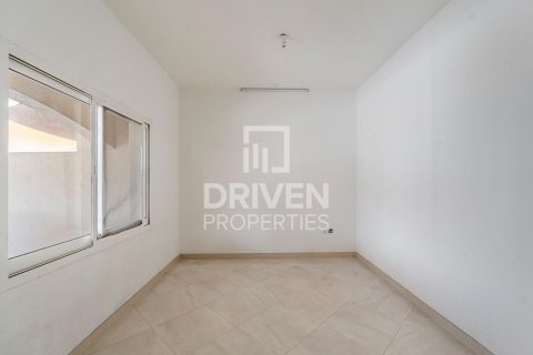 Townhouse de 4 dormitorios en District 15, UAE No. 221489 14