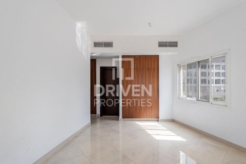 Townhouse de 4 dormitorios en District 15, UAE No. 221489 5