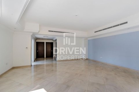 Townhouse de 4 dormitorios en District 15, UAE No. 221489