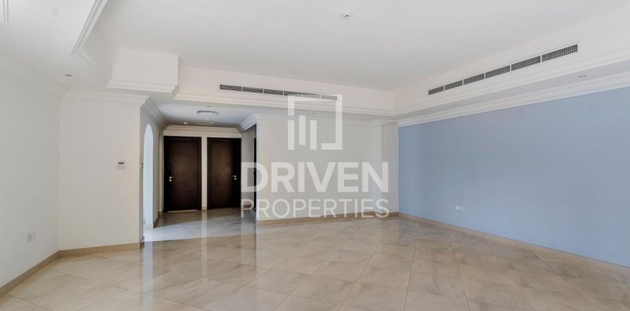 Townhouse de 4 dormitorios en District 15, UAE No. 221489
