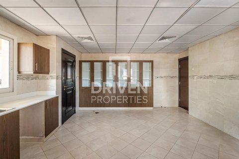 Townhouse de 4 dormitorios en District 15, UAE No. 221489 17