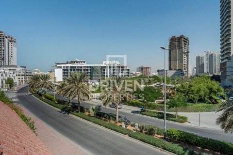 Townhouse de 4 dormitorios en District 15, UAE No. 221489 25