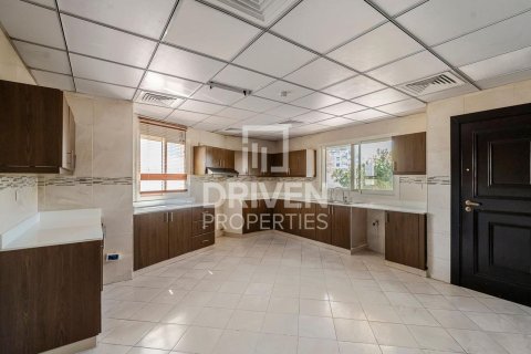 Townhouse de 4 dormitorios en District 15, UAE No. 221489 16