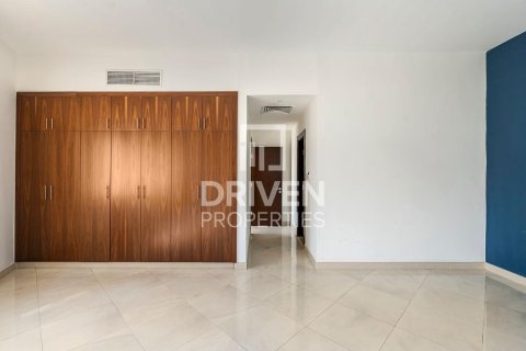 Townhouse de 4 dormitorios en District 15, UAE No. 221489 12