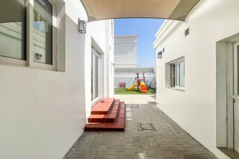 Villa de 4 dormitorios en Al Quoz, UAE No. 221679 4