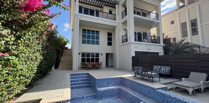 Villa de 4 dormitorios en Dubai, UAE No. 144582