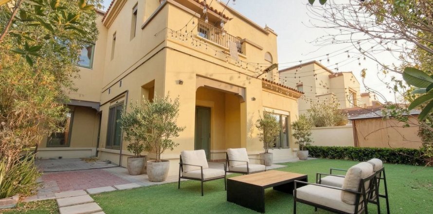 Villa de 5 dormitorios en Mirdif, UAE No. 203428