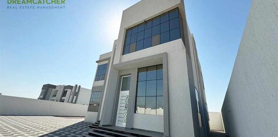 Вилла с 5 спальнями в Эль-Кусаидат, ОАЭ №75332