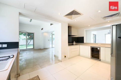 Вилла с 4 спальнями в Dubai Sports City, ОАЭ №216652 31