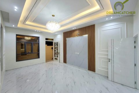 Villa de 5 dormitorios en Al Yasmeen, UAE No. 22828 4
