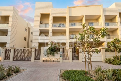 Villa de 3 dormitorios en District 15, UAE No. 186077