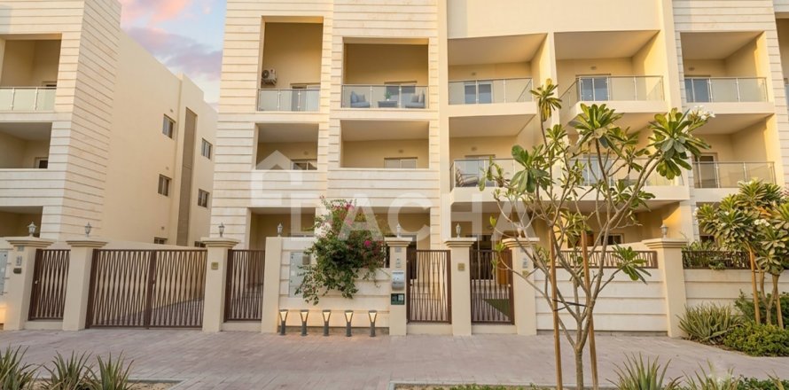 Villa de 3 chambres à District 15, UAE No. 186077