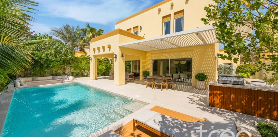 Вилла с 4 спальнями в Jumeirah Park, ОАЭ №220544