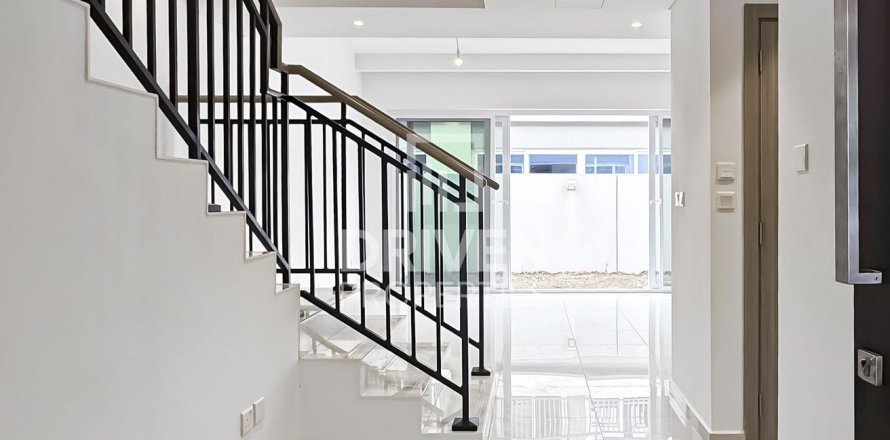 4 bedrooms Townhouse in Dubai, UAE No. 223012