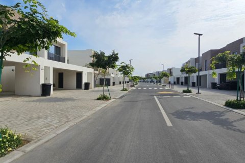 2 bedrooms Townhouse in Ras Al Khaimah, UAE No. 183732 4