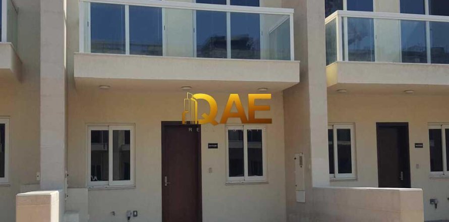 Villa de 3 dormitorios en International City, UAE No. 34078