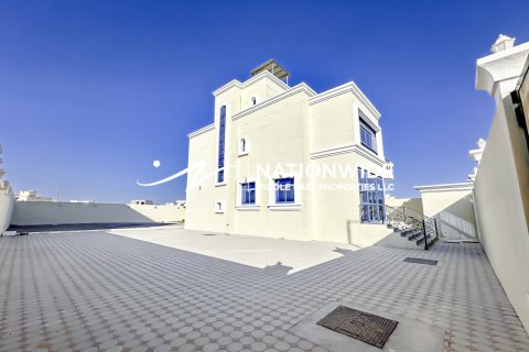 5 bedrooms Villa in Abu Dhabi, UAE No. 134409 17