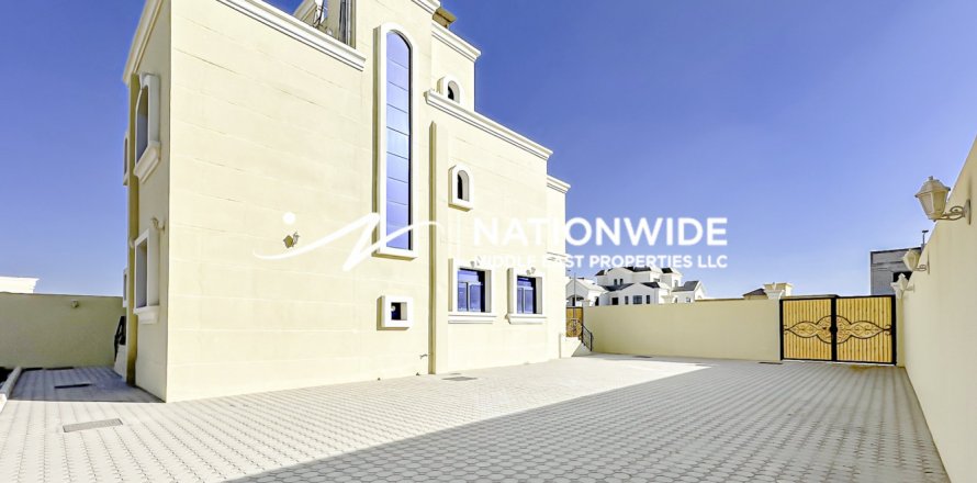 5 bedrooms Villa in Abu Dhabi, UAE No. 134409