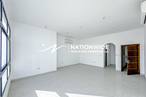 5 bedrooms Villa in Abu Dhabi, UAE No. 134409 3