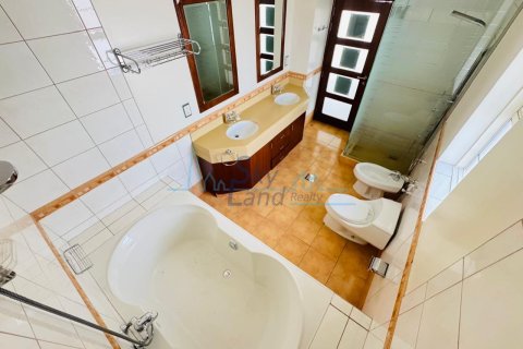 Villa de 4 dormitorios en Umm Suqeim, UAE No. 125625 12