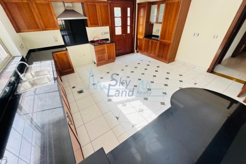 Villa de 4 dormitorios en Umm Suqeim, UAE No. 125625 24