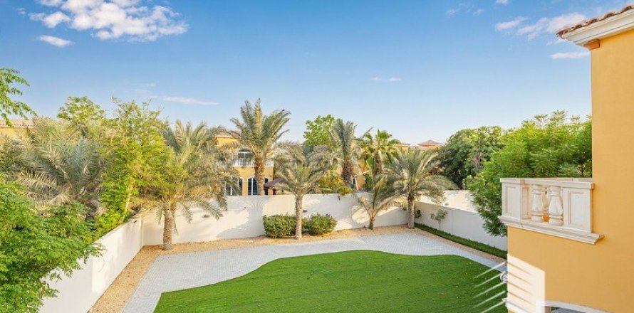 Villa de 5 chambres à Legacy, UAE No. 8938