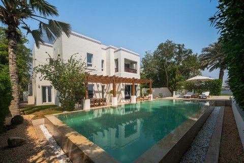 Villa de 4 dormitorios en Al Garhoud, UAE No. 196554