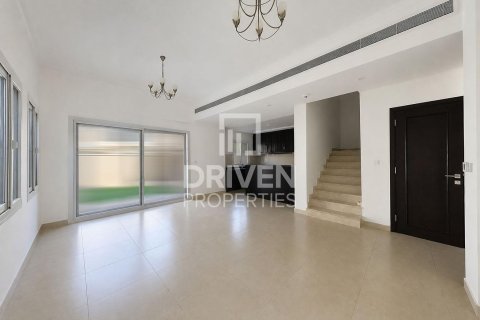 Villa de 3 dormitorios en Bella Casa, UAE No. 223182