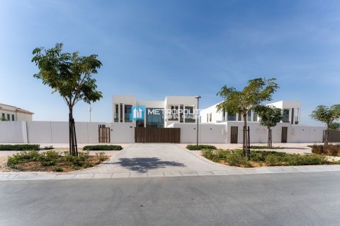 5 bedrooms Villa in Abu Dhabi, UAE No. 142880