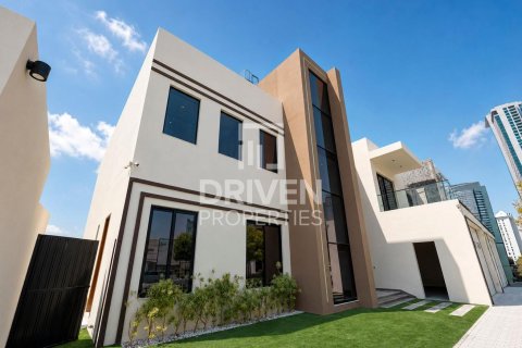 5 bedrooms Villa in Dubai, UAE No. 225648
