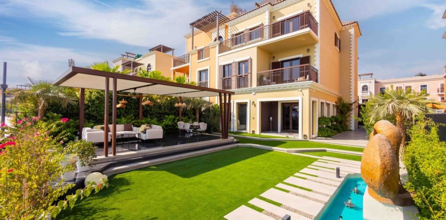 5 bedrooms Townhouse in Dubai, UAE No. 210932