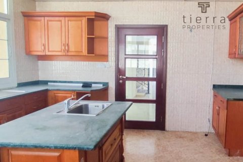 Villa de 4 dormitorios en Dubai Industrial Park, UAE No. 4649 5